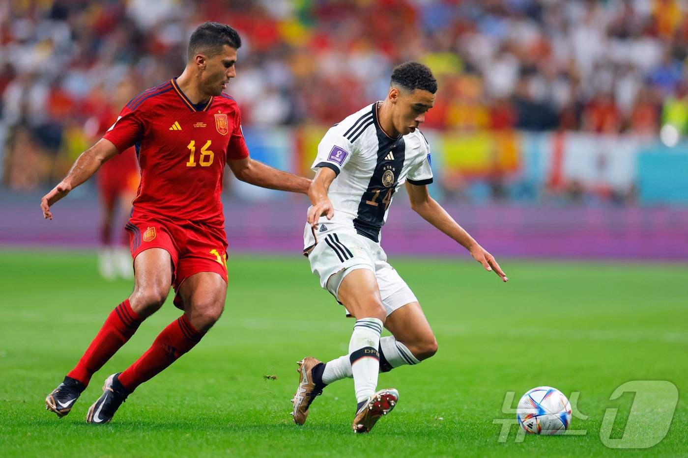 본문 이미지 - 독일(오른쪽)과 스페인(왼쪽)이 유로 2024 8강에서 격돌한다. ⓒ AFP=뉴스1
