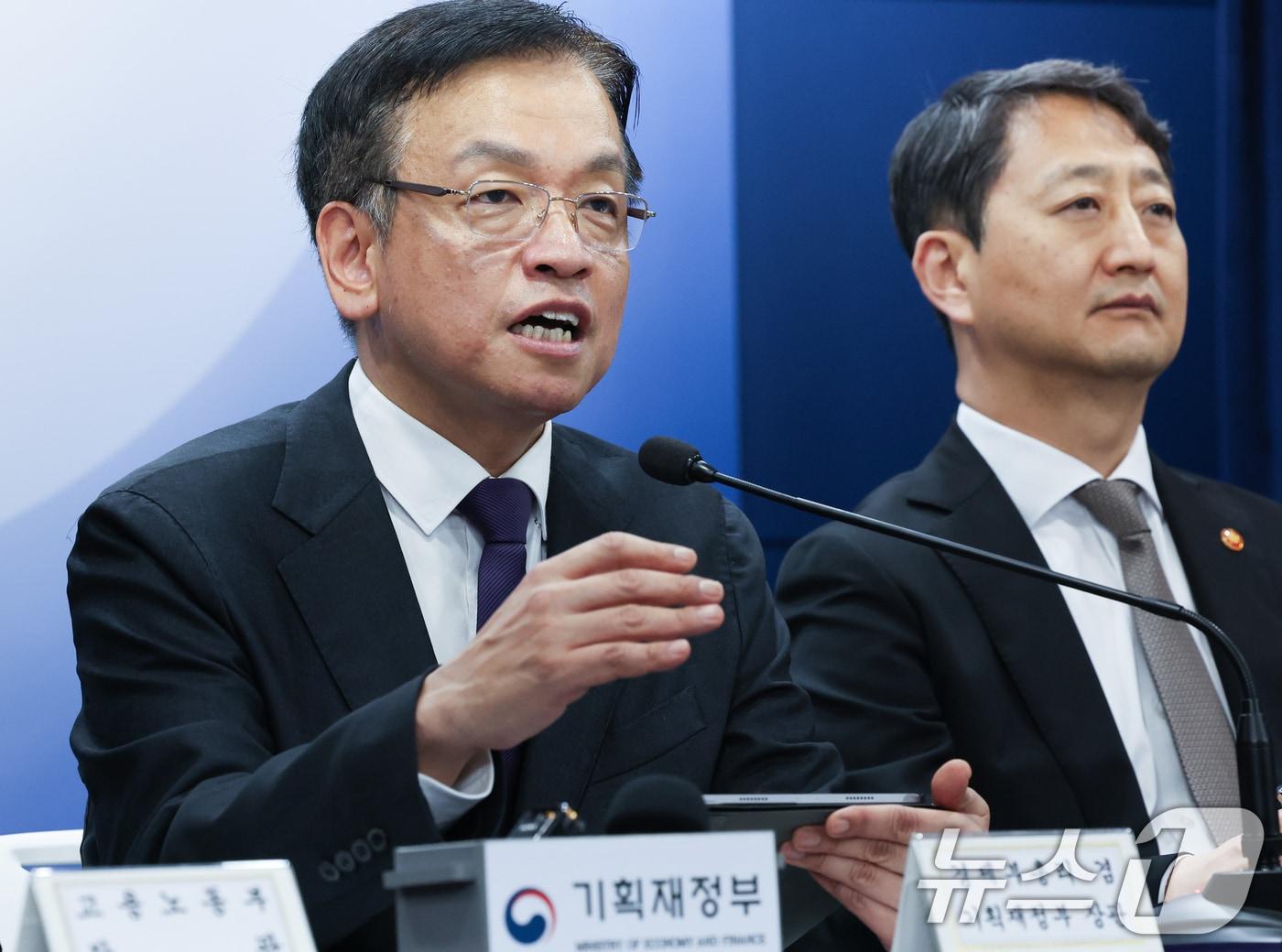 본문 이미지 - 최상목 경제부총리 겸 기획재정부 장관이 3일 서울 종로구 정부서울청사에서 역동경제 로드맵 등 관계부처 합동 브리핑을 하고 있다. 역동경제 로드맵에는 우리나라에 내재된 역동성이 최대한 발현되도록 약 10년에 걸친 장기적 관점에서 제도·정책적 기반을 마련한다는 취지의 대책이 담겼다. 2024.7.3/뉴스1 ⓒ News1 허경 기자
