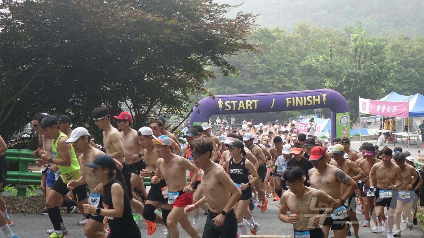 본문 이미지 - 3일 충북 보은군은 오는 7일 '2024 속리산 말티재 힐링 알몸 마라톤대회'를 연다고 밝혔다. 사진은 지난해 대회 출발 모습.(보은군 제공)2024.7.3/뉴스1 