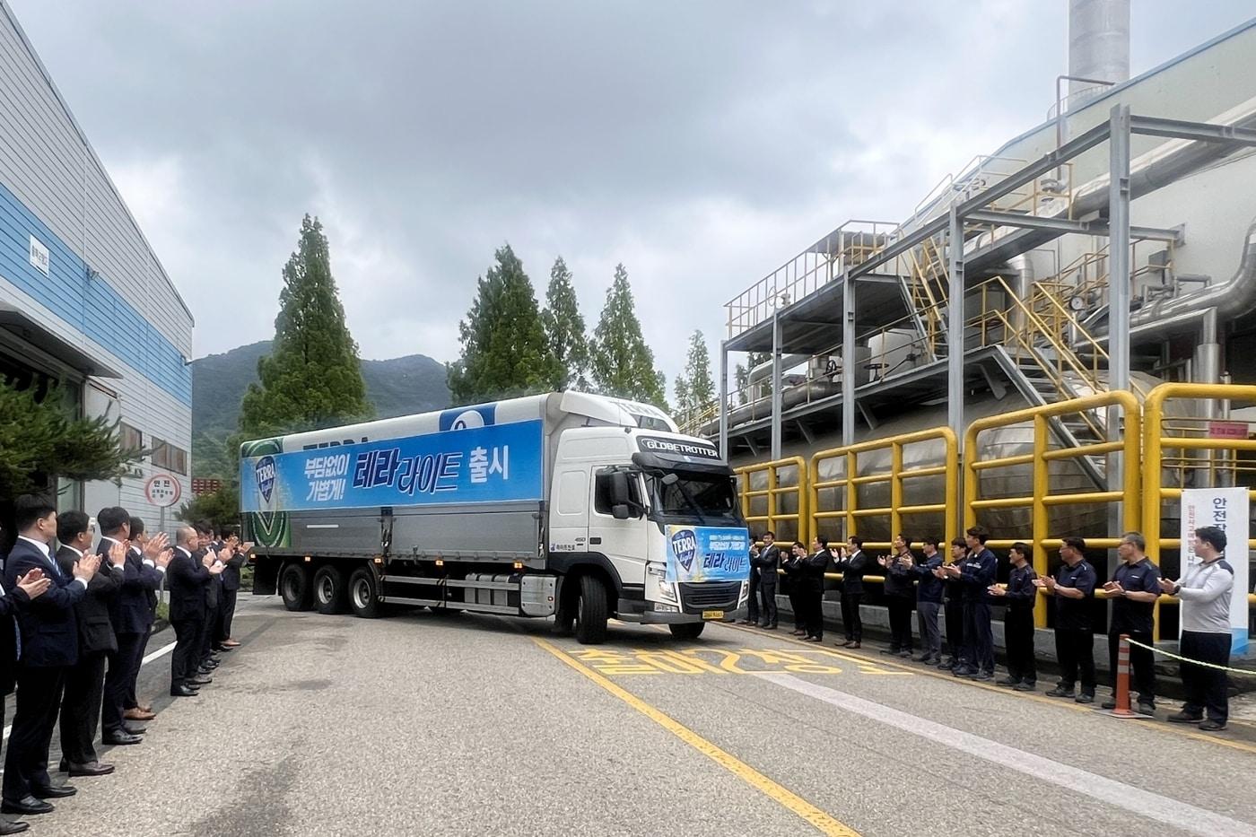 본문 이미지 - 하이트진로는 3일 전주공장에서 테라 라이트의 출고기념식을 열고 첫 출고를 진행했다.(하이트진로제공)