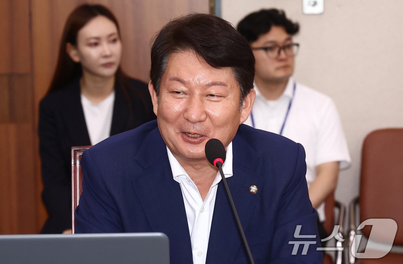 본문 이미지 - 국회 국토교통위원회 국민의힘 간사로 선임된 권영진 의원이 3일 오후 서울 여의도 국회 국토교통위원회에서 열린 국토교통위원회 4차 전체회의에서 인사말을 하고 있다. 2024.7.3 ⓒ 뉴스1 김민지 기자