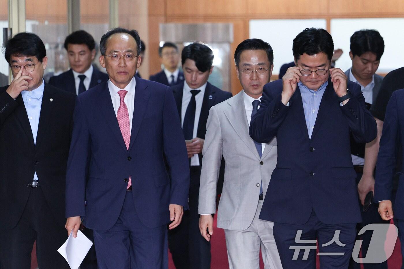 본문 이미지 - 박찬대 더불어민주당 대표 직무대행 겸 원내대표가와 추경호 국민의힘 원내대표가 3일 오후 서울 여의도 국회의장실에서 열린 여야 원내대표 회동을 마친 후 의장실을 나서고 있다. 2024.7.3./뉴스1 ⓒ News1 신웅수 기자
