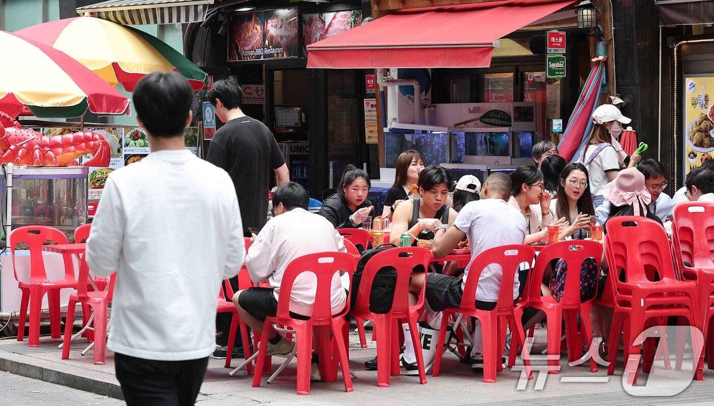 본문 이미지 - 서울 중구 명동 거리의 상가 밀집 지역.ⓒ News1 김성진 기자