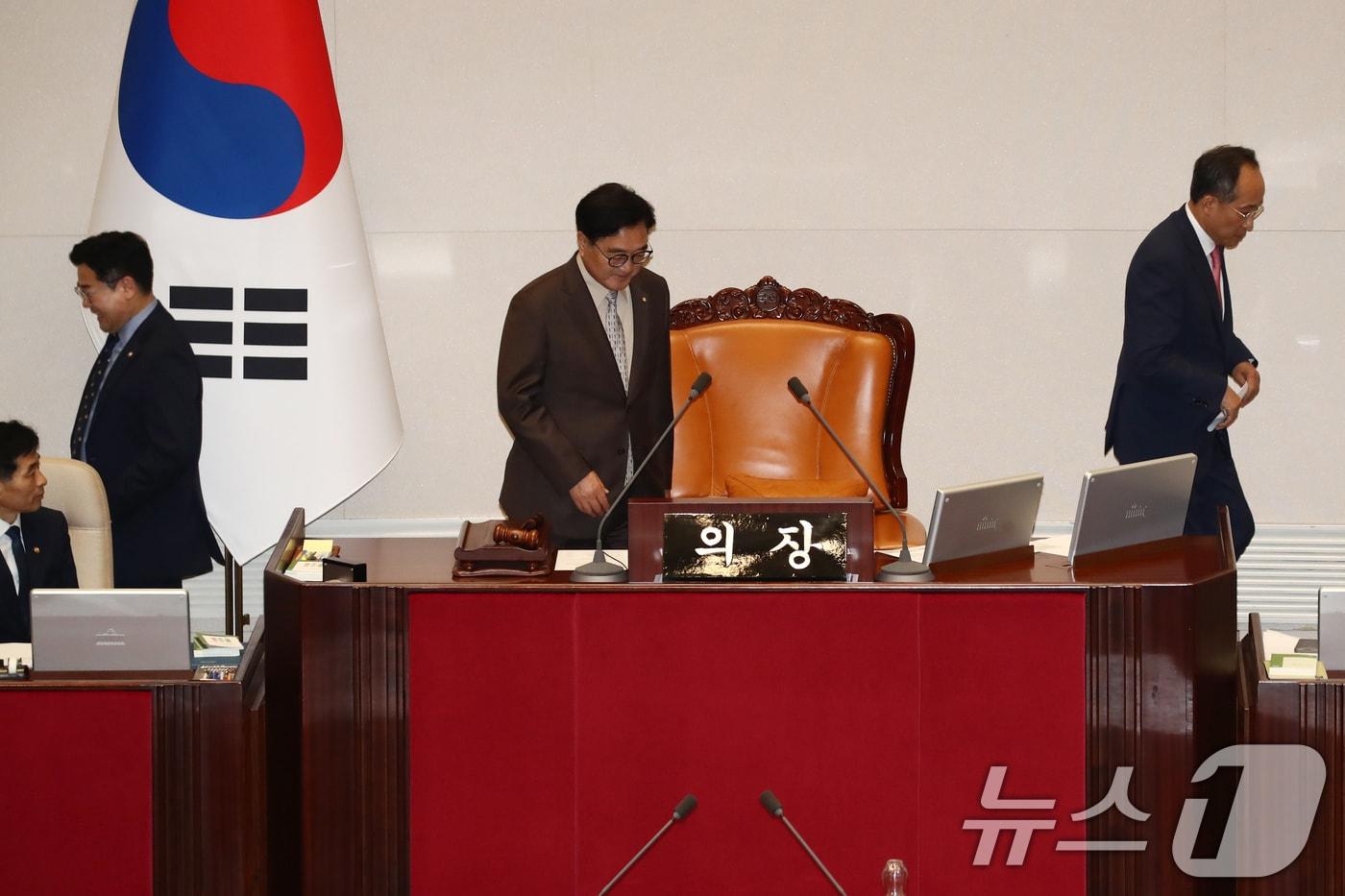 우원식 국회의장과 추경호 국민의힘 원내대표, 박찬대 더불어민주당 당대표 직무대행 겸 원내대표가  7월3일 오후 서울 여의도 국회에서 열린 제415회 국회&#40;임시회&#41; 제5차 본회의 경제분야 대정부질문에서 논의를 마친뒤 자리로 향하고 있다. 2024.7.3/뉴스1 ⓒ News1 이광호 기자