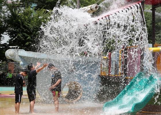 본문 이미지 - 전북자치도 전주시 찬새암공원에서 학생들이 물놀이를 즐기며 더위를 식히고 있다. 2024.7.3/뉴스1 ⓒ News1 유경석 기자