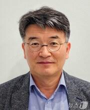 본문 이미지 - '2024 세계 헌혈자의 날'을 맞아 대한적십자사 표창을 받은 대구보건대 김도현 학생복지지원팀장. (대구보건대 제공)