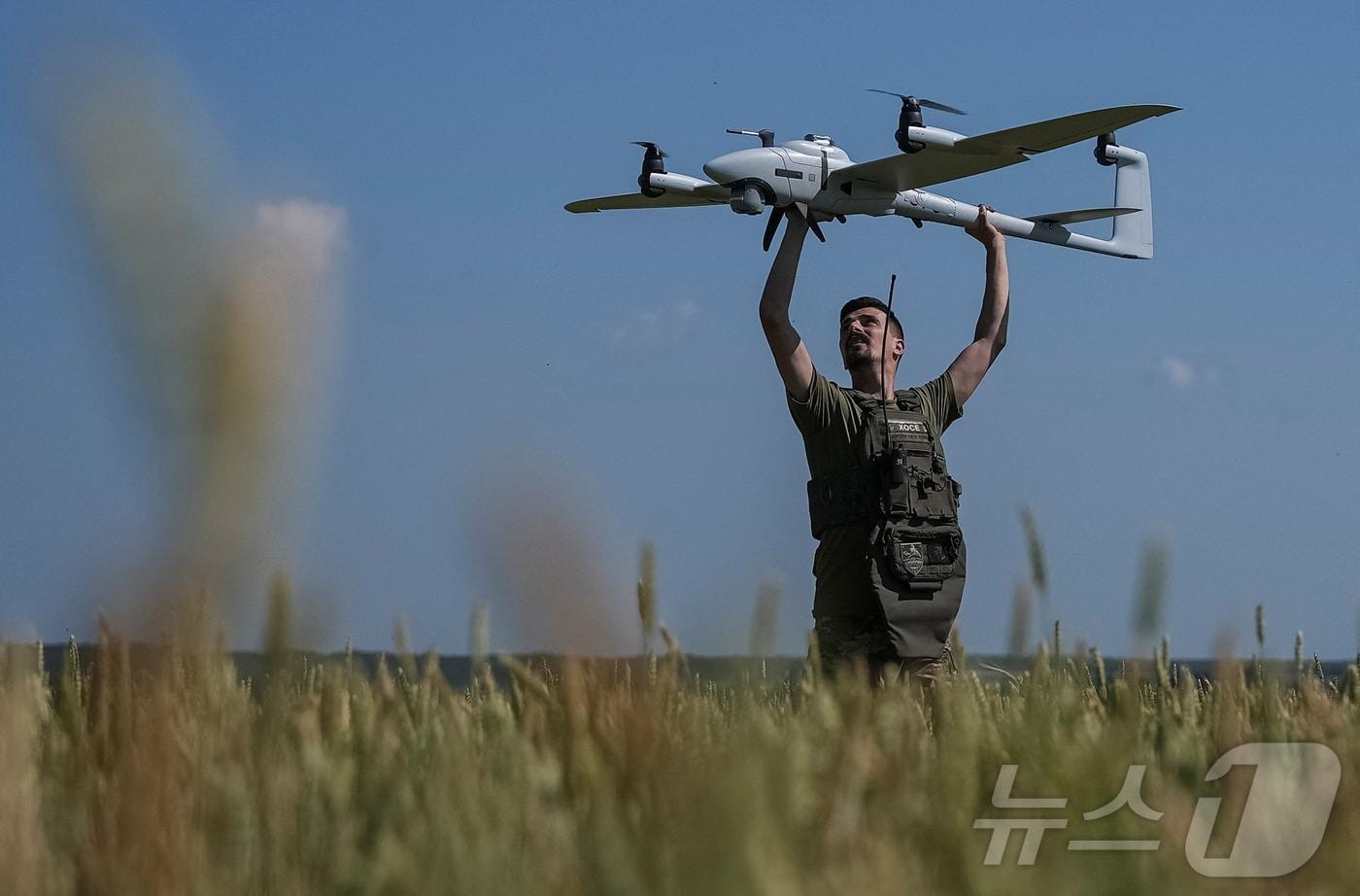 우크라이나 제2도시 하르키우 인근에서 러시아군의 공세가 높아진 가운데 19일(현지시간) 우크라이나군 제92여단 아킬레스 드론대대에 소속된 장병이 중거리 정찰용 드론 '벡터'를 날리고 있다. 2024.06.19. ⓒ 로이터=뉴스1 ⓒ News1 김성식 기자