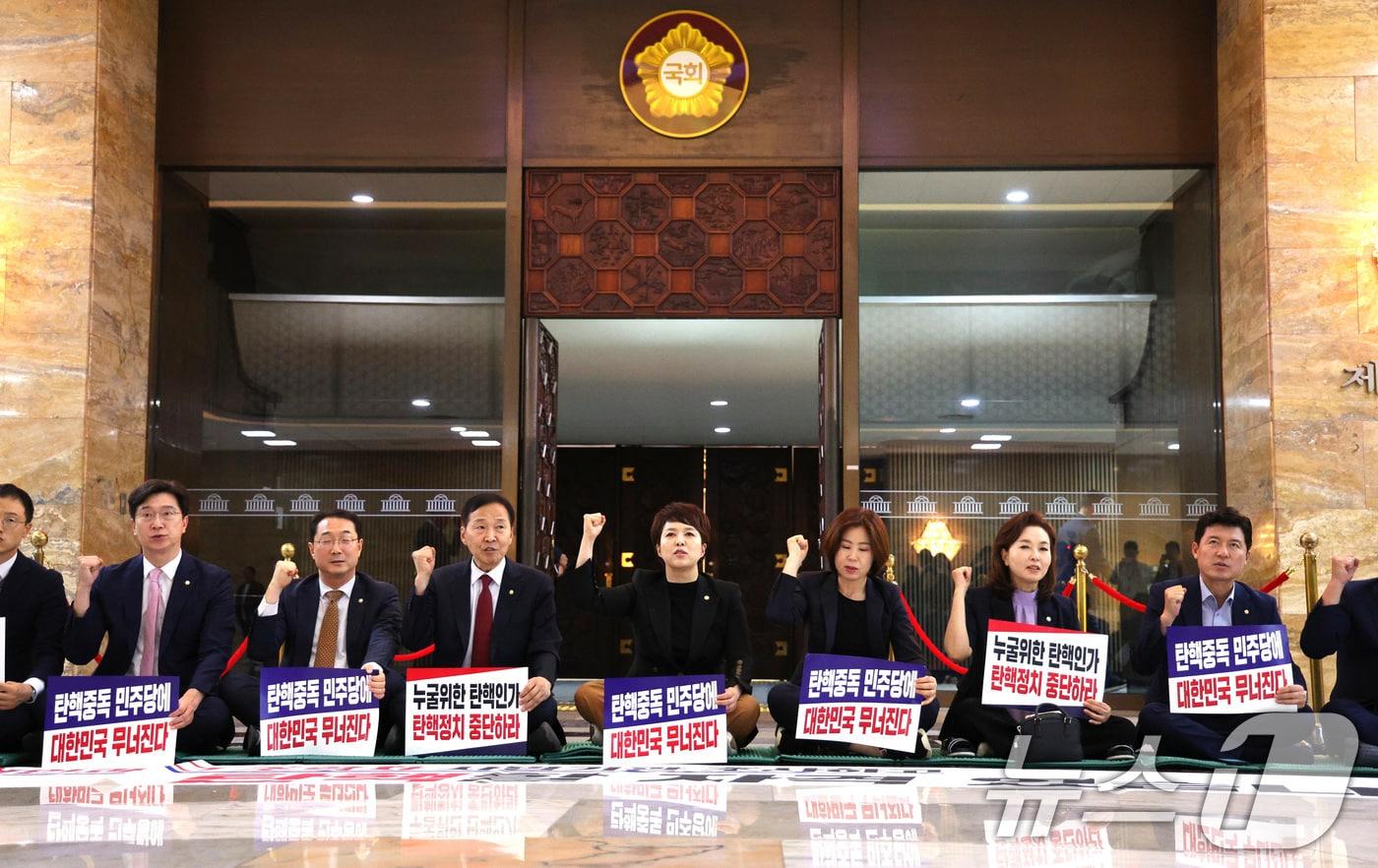 본문 이미지 - 국민의힘 의원들이 3일 오후 서울 여의도 국회 본회의장 앞에서 우원식 국회의장과 민주당을 규탄하는 연좌 농성을 하고 있다. 2024.7.3/뉴스1 ⓒ News1 신웅수 기자