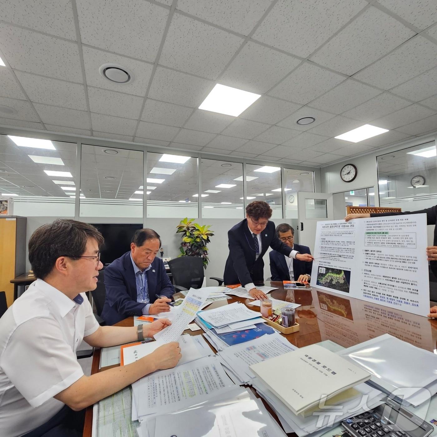 본문 이미지 - 3일 기재부를 방문한 이병선 강원 속초시장.(사진 왼쪽 2번째·속초시 제공) 2024.7.3/뉴스1