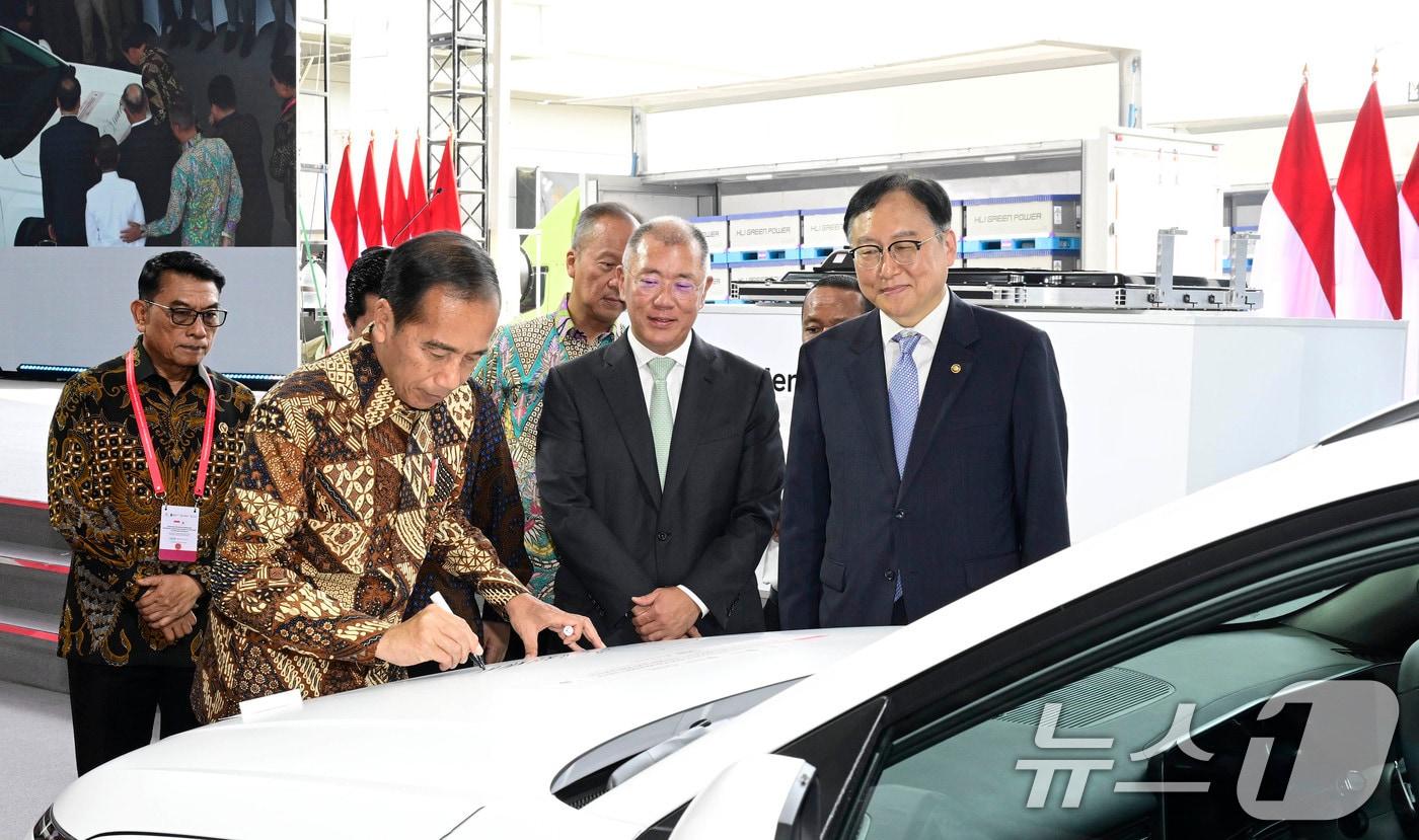 조코 위도도 인도네시아 대통령이 3일 인도네시아 카라왕 신산업단지 HLI그린파워에서 열린 '인도네시아 EV 생태계 완성 기념식'에서 HLI그린파워에서 생산한 배터리셀을 탑재한 디 올 뉴 코나 일렉트릭 1호차에 서명하고 있다. (현대차그룹 제공) 2024.7.3/뉴스1