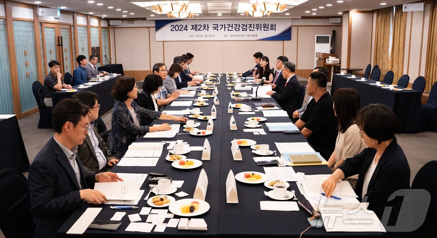 본문 이미지 - 보건복지부는 박민수 제2차관 주재로 '2024년 제2차 국가건강검진위원회'를 3일 개최해 '일반건강검진 - C형 간염 검사 신규 도입(안)' 등을 심의·의결했다고 밝혔다(보건복지부 제공)