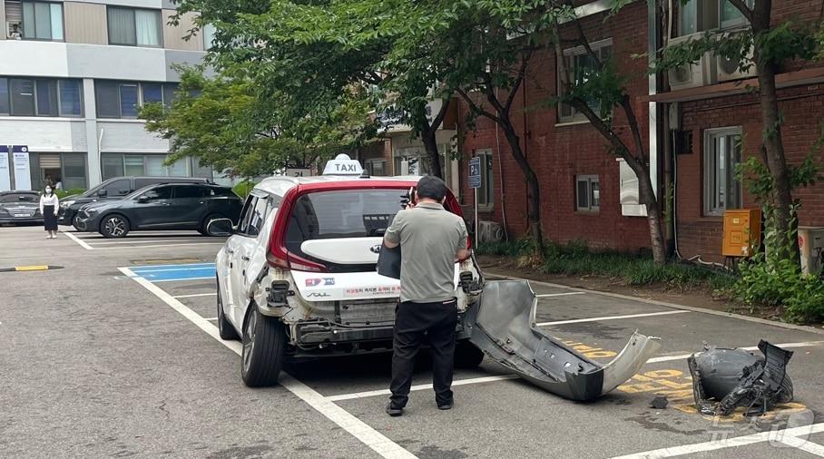 본문 이미지 - 3일 오후 5시 18분쯤 서울 중구 국립중앙의료원에서 택시 차량 돌진 사고가 발생했다. 2024.7.3/뉴스1 ⓒ News1 김종훈 기자