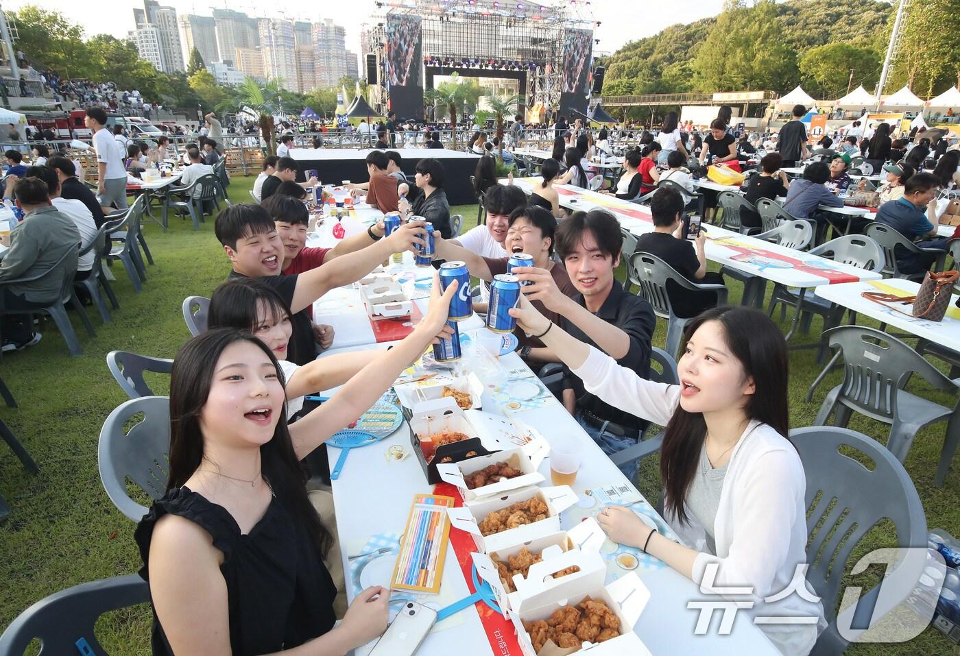 대구시는 다음달 2일부터 6일까지 달서구 두류공원 일원에서 '2025 대구치맥페스티벌'을 연다고 15일 밝혔다. 사진은 지난해 축제 모습. 2024.7.3/뉴스1 ⓒ News1 공정식 기자