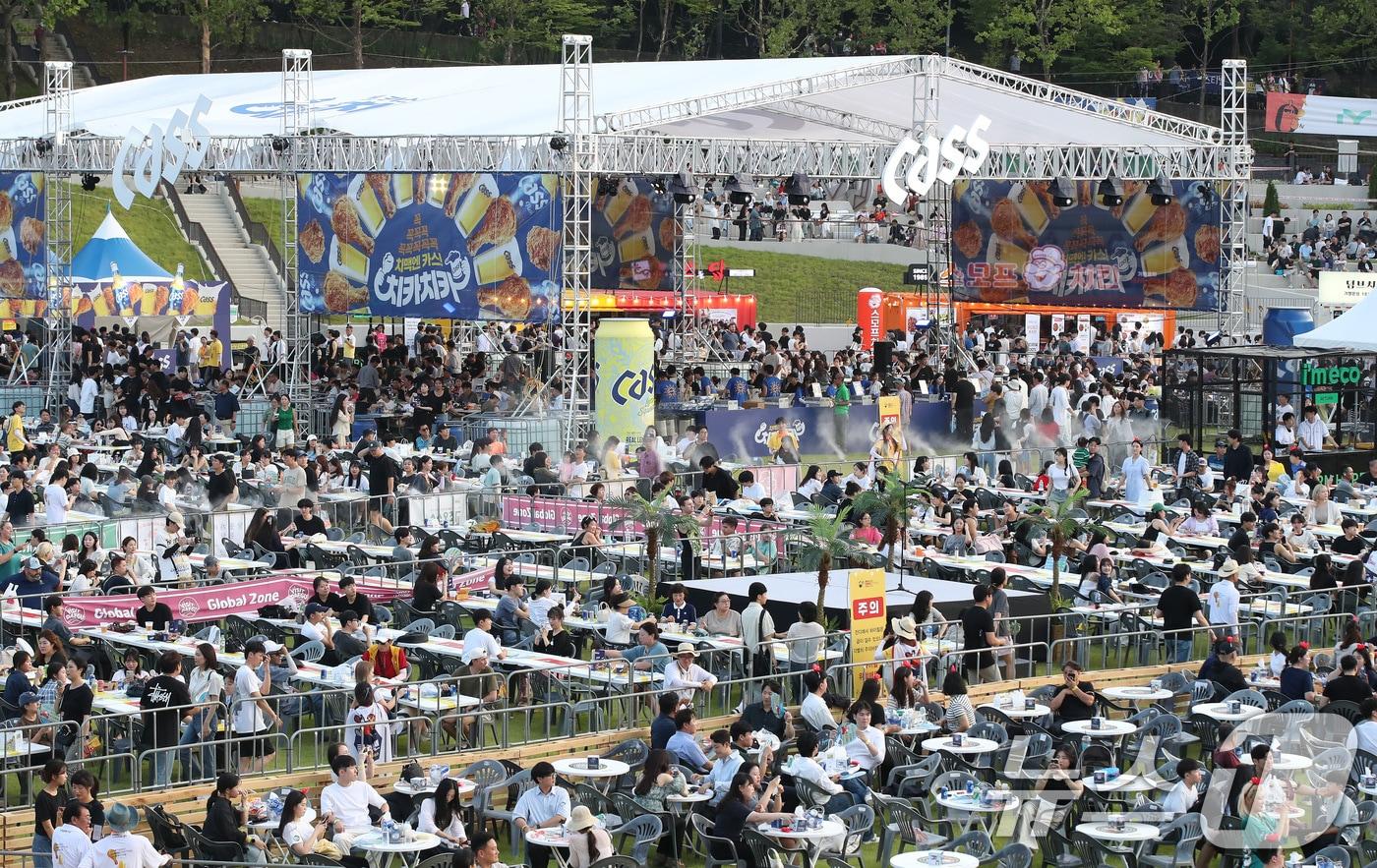 대구시는 25일 대한민국을 대표하는 여름 축제 중 하나인 '2025 대구치맥페스티벌'을 '치맥 센세이션'(CHIMAC SENSATION)을 주제로 한층 더 새롭게 선보일 것이라고 밝혔다. 사진은 지난해  축제 모습. 2024.7.3/뉴스1 ⓒ News1 자료 사진