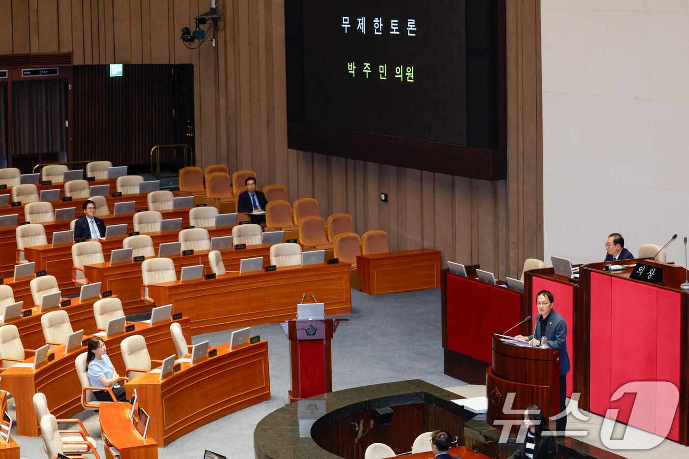 본문 이미지 - 박주민 더불어민주당 의원이 3일 오후 서울 여의도 국회에서 열린 제415회 국회(임시회) 5차 본회의에서 해병대원 특검법(순직 해병 수사 방해 및 사건 은폐 등의 진상규명을 위한 특별검사의 임명 등에 관한 법률안) 찬성 무제한 토론(필리버스터)을 하는 가운데 심우정 법무부 차관이 국무위원석에 홀로 앉아 있다. 2024.7.3/뉴스1 ⓒ News1 안은나 기자