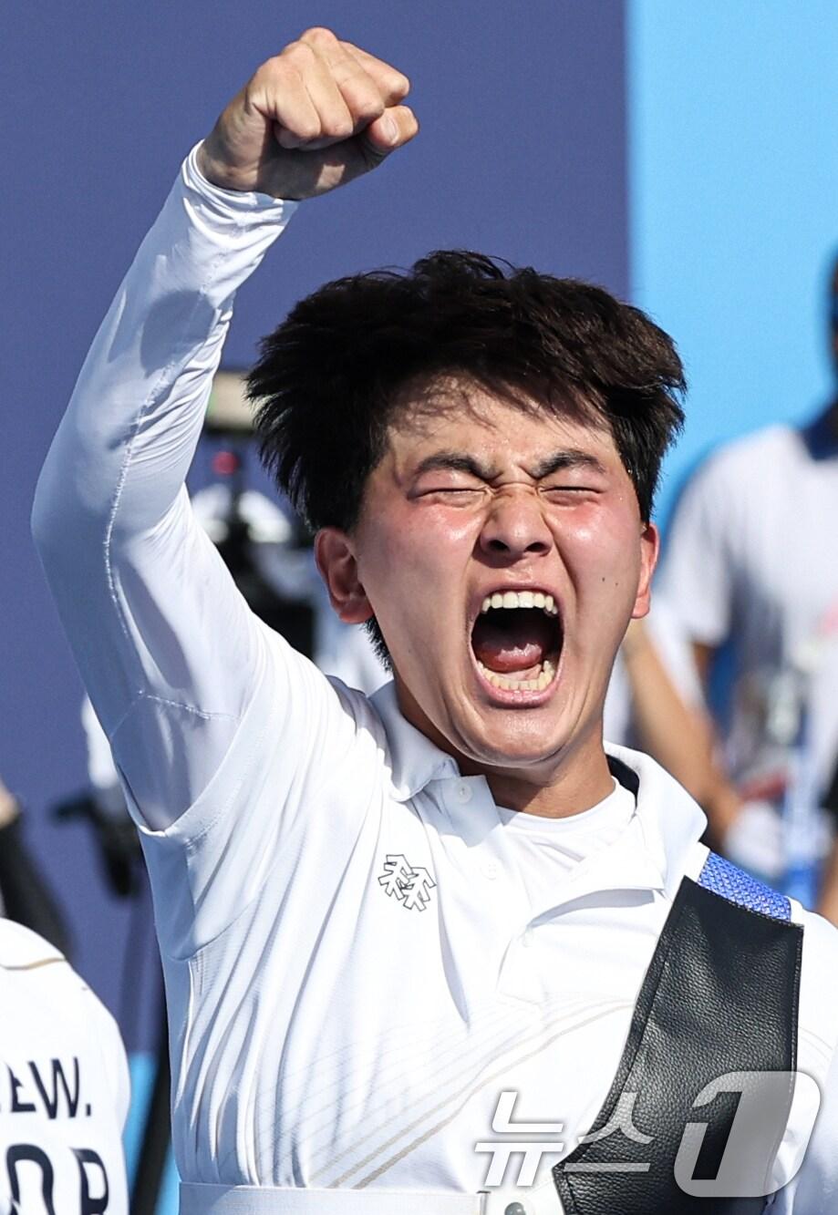 본문 이미지 - 대한민국 양궁대표팀 김제덕이 30일(한국시간) 프랑스 파리 앵발리드에서 열린 2024 파리올림픽 양궁 남자 단체전 결승 프랑스와의 경기에서 금메달을 획득한 후 기뻐하고 있다. 2024.7.30/뉴스1 ⓒ News1 박정호 기자