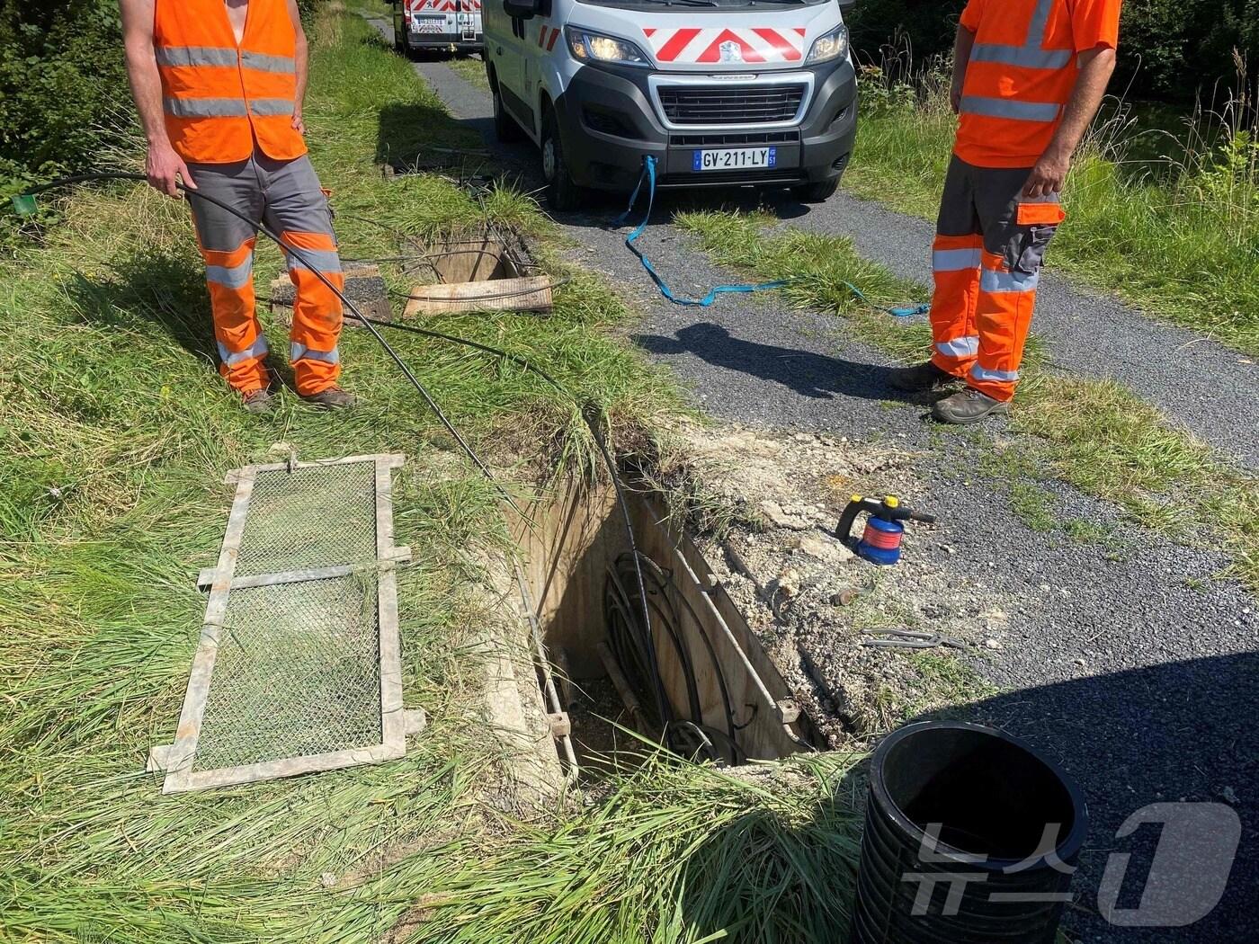 본문 이미지 - 프랑스 경찰 비상대응팀 기술자들이 지난해 7월 프랑스 북동부 콘트리송 인근에서 훼손된 통신사 광케이블망을 조사하고 있다. 경찰은 밤사이 6개 지역의 통신 케이블이 &#39;사보타주&#39; 당했다고 발표했다. 2024.07.29 ⓒ AFP=뉴스1 ⓒ News1 김종훈기자
