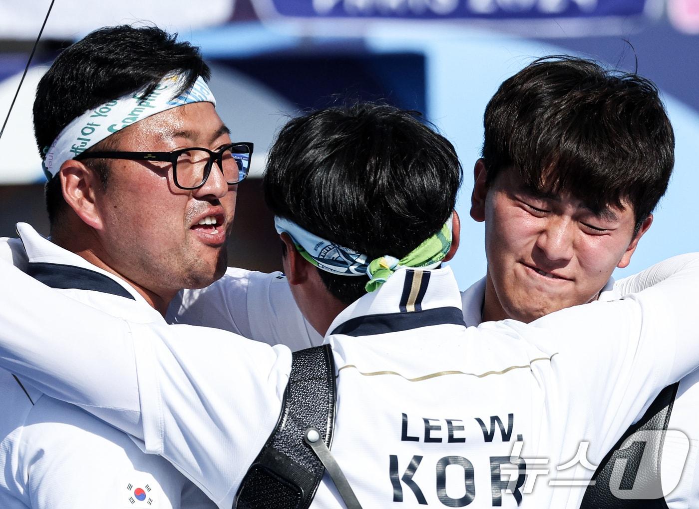 본문 이미지 - 대한민국 양궁대표팀 김우진, 김제덕, 이우석이 30일(한국시간) 프랑스 파리 앵발리드에서 열린 2024 파리올림픽 양궁 남자 단체전 결승 프랑스와의 경기에서 금메달을 확정지은 후 기뻐하고 있다. 2024.7.30/뉴스1 ⓒ News1 박정호 기자