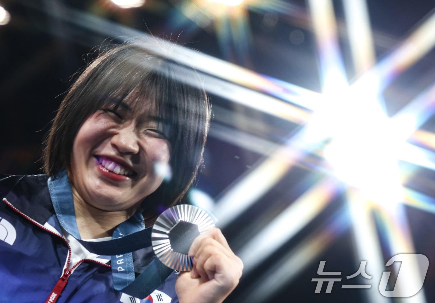 대한민국 유도대표팀 허미미 선수가 30일(한국시간) 프랑스 파리 샹 드 마르스 아레나에서 열린 2024 파리올림픽 유도 여자 -57kg 시상식에서 수여 받은 은메달을 들어보이고 있다. 2024.7.30/뉴스1 ⓒ News1 박정호 기자