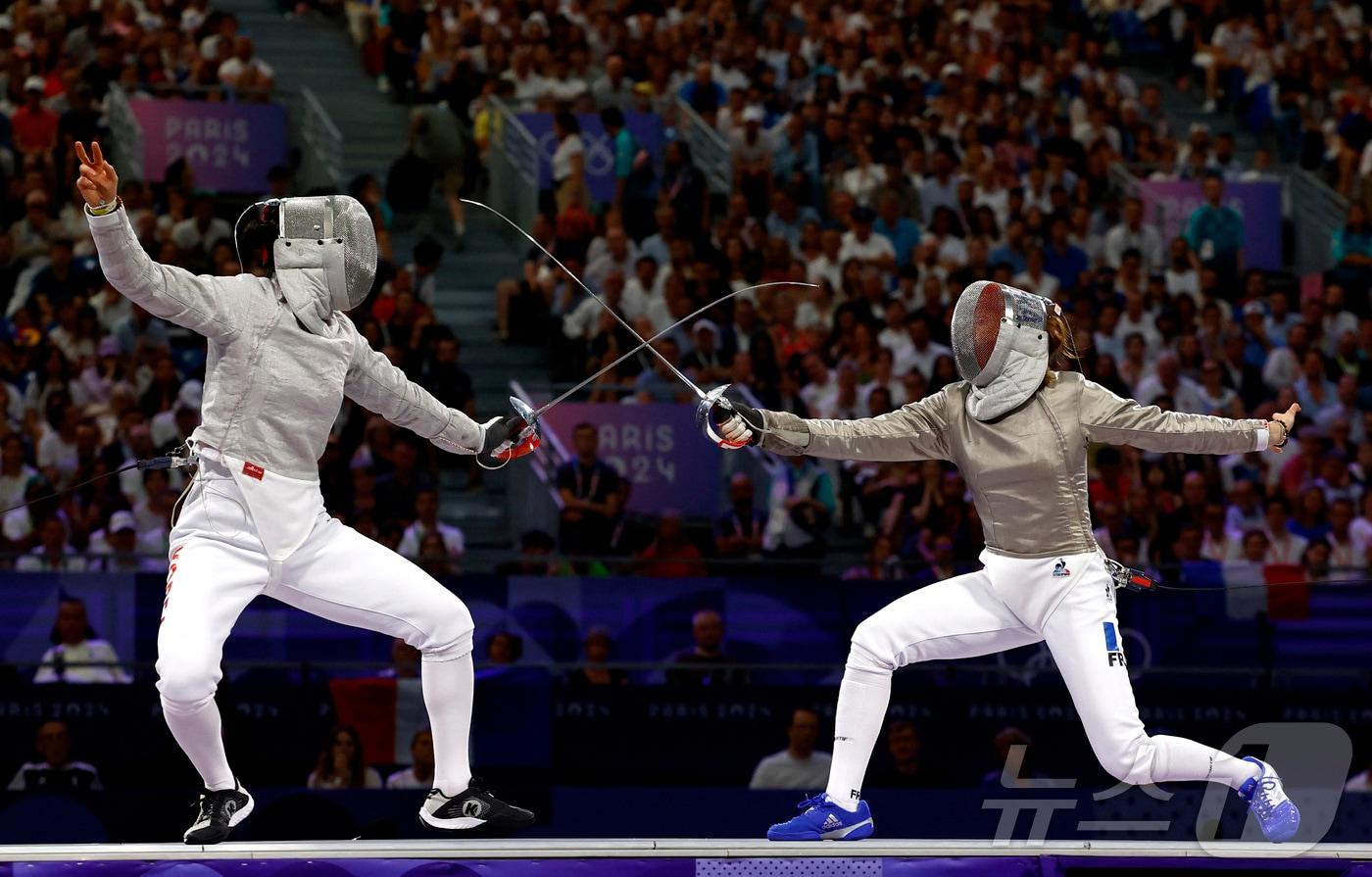 본문 이미지 - 최세빈(왼쪽)이 30일(한국시간) 열린 2024 파리 올림픽 펜싱 여자 사브르 개인전 준결승에서 마농 아피티-브뤼네(프랑스)와 경기하고 있다. ⓒ 로이터=뉴스1