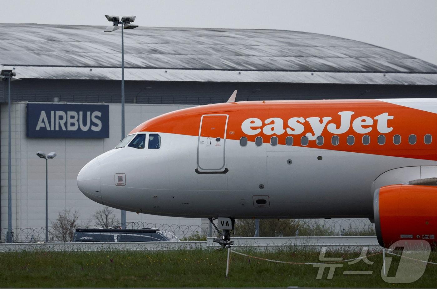 영국 저비용항공사 이지젯의 에어버스 A320 항공기가 지난 4월 프랑스 부그네의 낭트 아틀란티크 공항에서 이륙을 준비하는 모습. 2024.04.03. ⓒ 로이터=뉴스1 ⓒ News1 김성식 기자