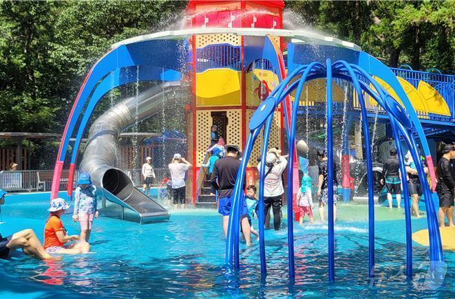 본문 이미지 - 어린이대공원 키드키득 물놀이장에서 시민들이 물놀이를 하고 있다.(부산시청 제공)