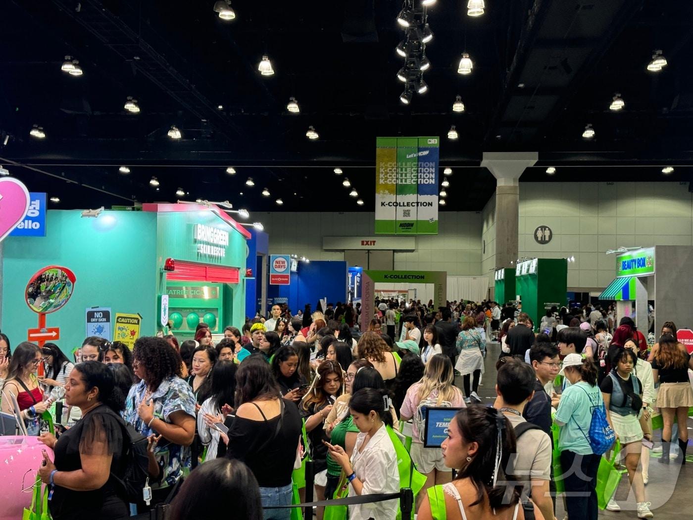 본문 이미지 - 26~28일 열린 KCON LA 2024 현장 판촉전이 진행되는 모습.(중소벤처기업진흥공단)