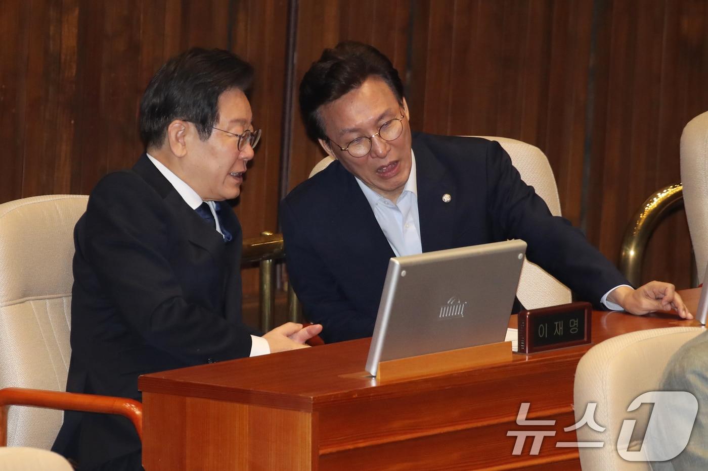 이재명 더불어민주당 전 대표와 김민민석 의원이 지난 7월 30일 오전 서울 여의도 국회애서 열린 본회의에서 대화하고 있다. 2024.7.30/뉴스1 ⓒ News1 이광호 기자