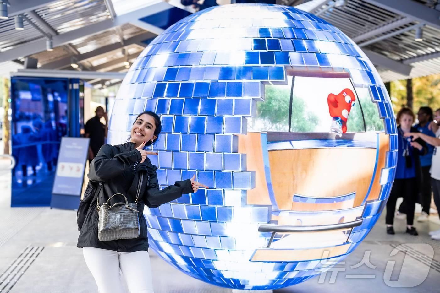 국제올림픽위원회(IOC)의 공식 파트너(Worldwide Partner)인 삼성전자가 지난 27일 2024 파리 올림픽 개막을 기념해 파리 시내 마리니 광장(Square Marigny)에 '삼성 올림픽 체험관'을 추가 개관했다고 30일 밝혔다. 사진은 추가 개관한 '삼성 올림픽 체험관'에서 방문객들이 기념촬영을 하는 모습. (삼성전자 제공) 2024.7.30/뉴스1