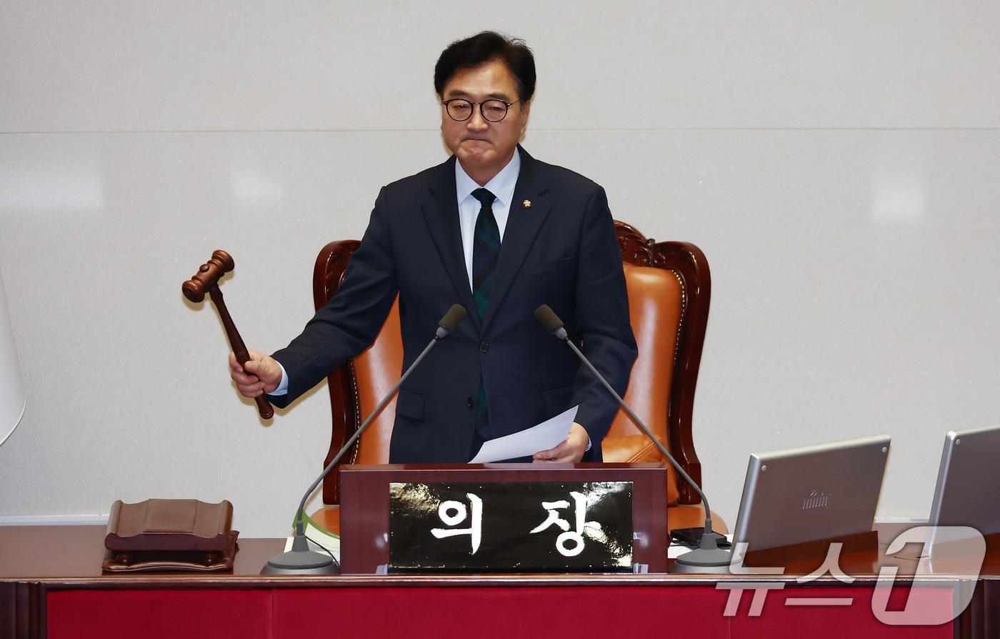 본문 이미지 - 우원식 국회의장이 30일 오전 서울 여의도 국회 본회의장에서 '방송 4법' 중 마지막 법안인 한국교육방송공사법(EBS법) 가결을 알리며 의사봉을 두드리고 있다. 이날 EBS법은 국민의힘 불참 속 재적 300인 중 재석 189인, 찬성 189인으로 통과됐다. 2024.7.30/뉴스1 ⓒ News1 김민지 기자