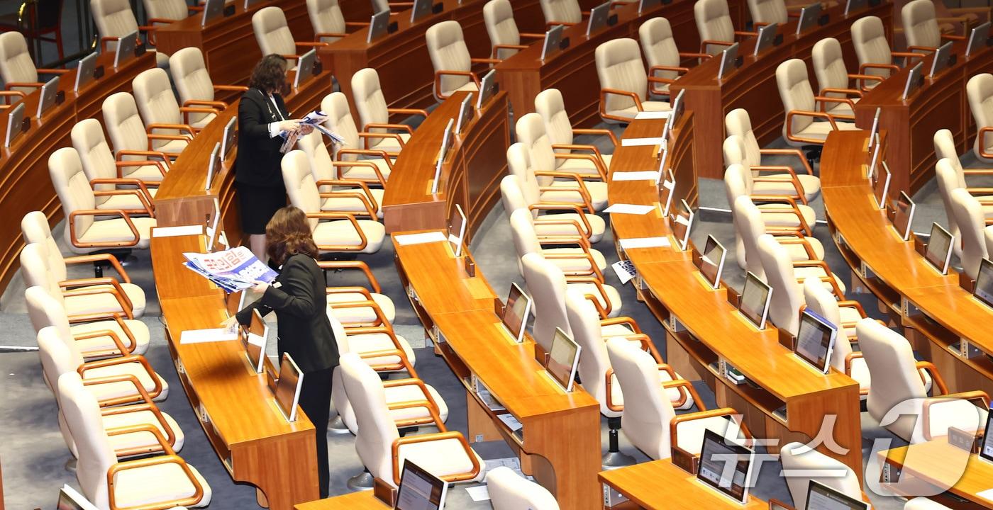 본문 이미지 - 국민의힘이 방송4법에 반대하며 진행한 5박6일 간의 무제한토론(필리버스터)이 종료된 30일 오전 서울 여의도 국회 본회의장에서 관계자들이 자리를 정리하고 있다. 이날 본회의에서는 '방송 4법' 중 마지막 법안인 한국교육방송공사법(EBS법)이 국민의힘 불참 속 재적 300인 중 재석 189인, 찬성 189인으로 통과됐다. 2024.7.30/뉴스1 ⓒ News1 김민지 기자