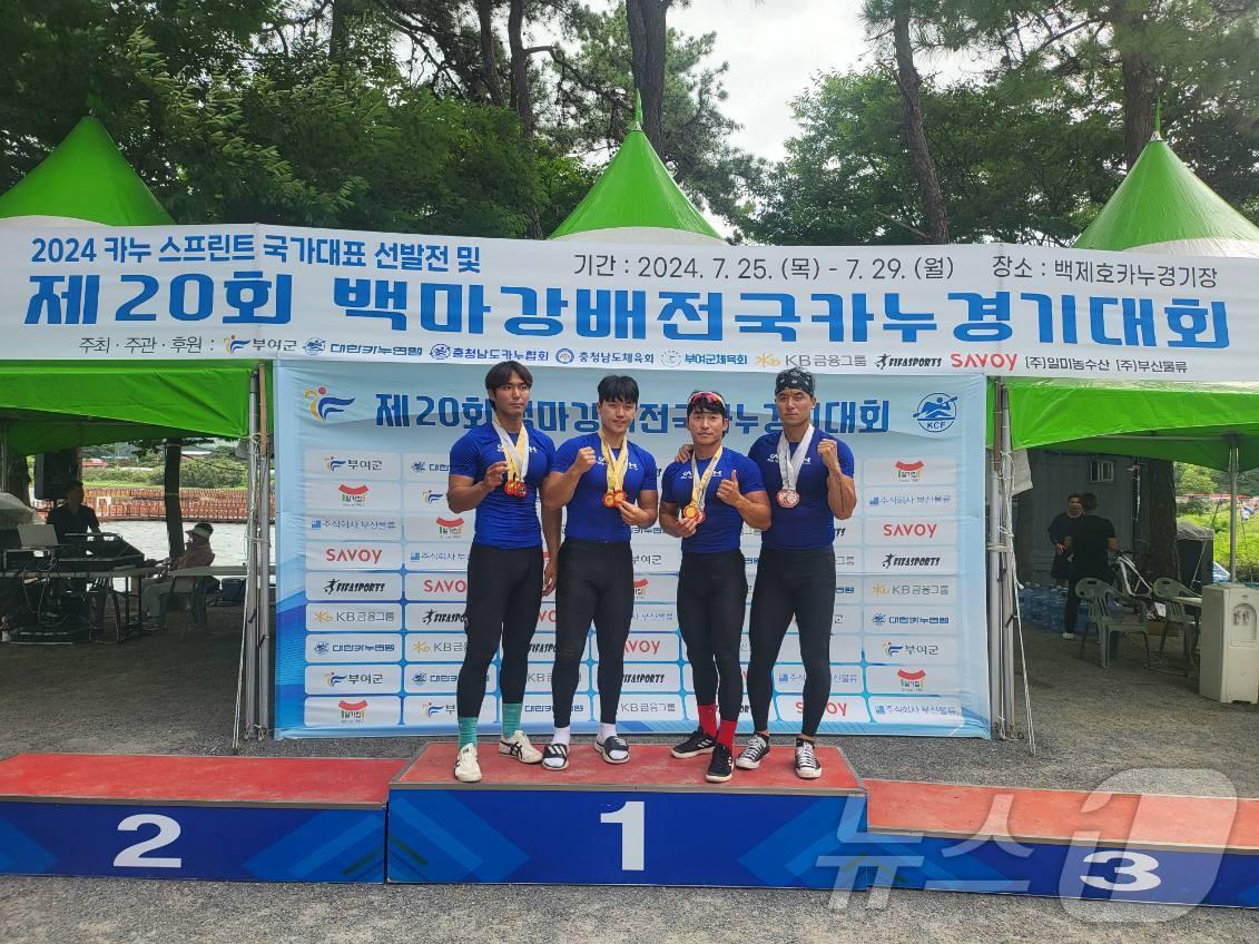 본문 이미지 - 서산시청 카누팀 선수들이 부여 전국대회에서 수상한 후 기념촬영을 하고 있다. (서산시 제공) /뉴스1 
