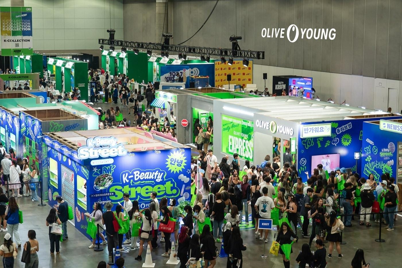 본문 이미지 - 'KCON LA 2024' 컨벤션 내 올리브영 부스가 글로벌 K뷰티 팬의 관심에 힘입어 성황을 이뤘다.(올리브영제공)
