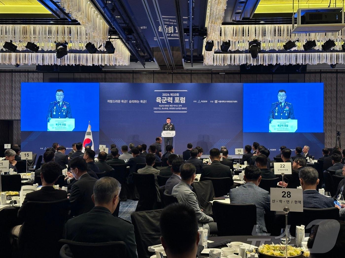 본문 이미지 - 박안수 육군참모총장이 30일 서울 포시즌스호텔에서 열린 제10회 육군력 포럼에서 발언하고 있다.