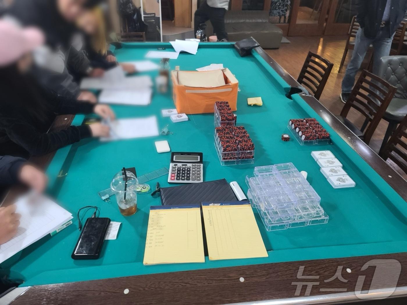 본문 이미지 - 경남경찰청 형사기동대가 홀더펍을 가장한 불법 도박장에서 단속을 벌이고 있다.(경남경찰청 제공)