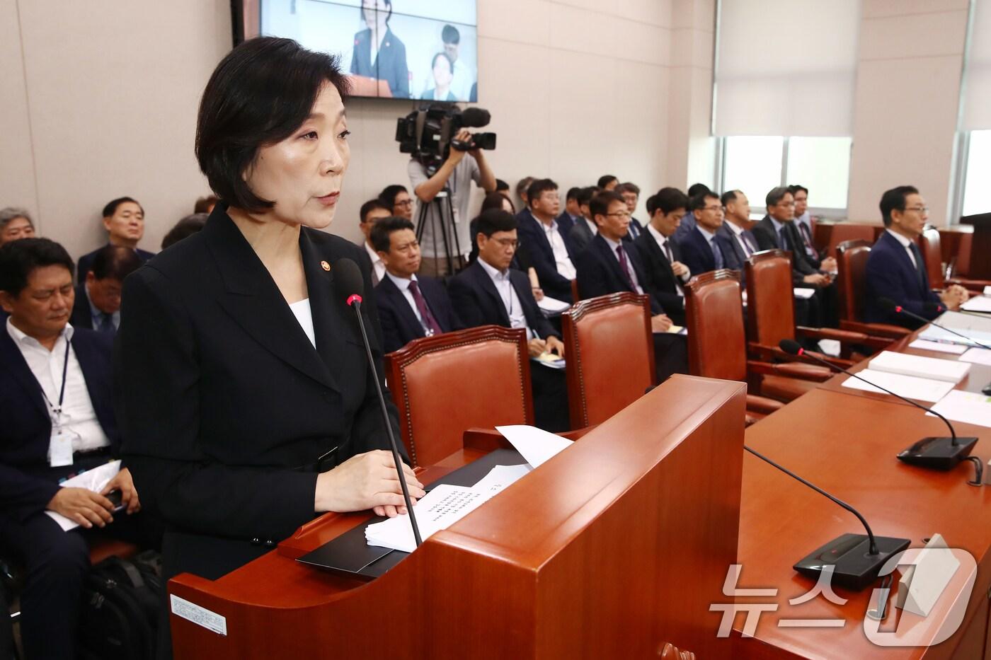 본문 이미지 - 오영주 중소벤처기업부 장관이 30일 오전 서울 여의도 국회에서 열린 산업통상자원중소벤처기업위원회 전체회의에 출석해 업무보고를 하고 있다. 2024.7.30/뉴스1 ⓒ News1 이광호 기자