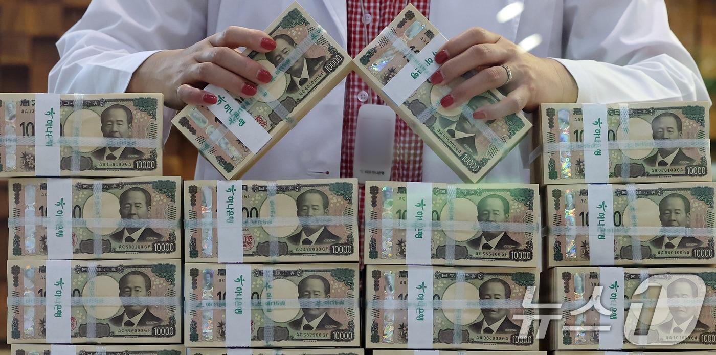 서울 중구 하나은행 위변조대응센터에서 직원이 엔화를 정리하고 있다. ⓒ News1 김진환 기자