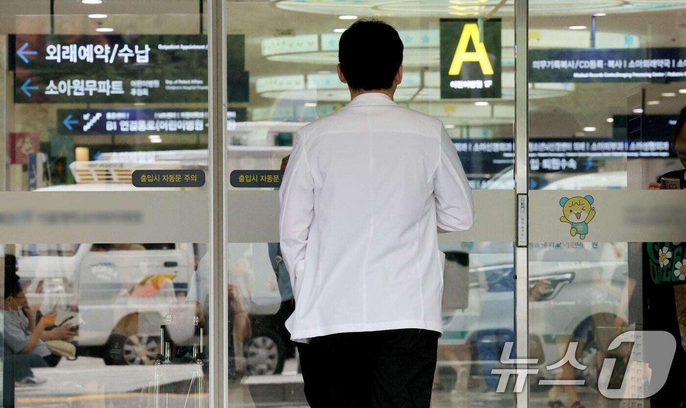 정부의 의대 정원 확대에 반발하며 의료계의 집단행동이 이어지고 있는 30일 오전 서울 시내 한 대학병원에서 의료진이 이동하고 있다. 2024.7.30/뉴스1 ⓒ News1 장수영 기자