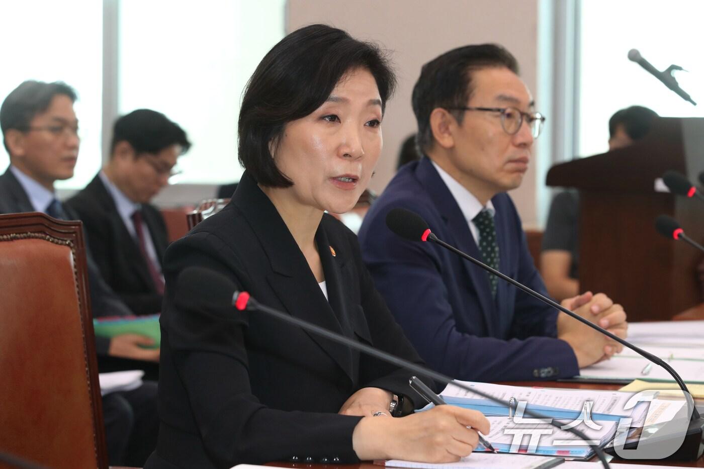 본문 이미지 - 오영주 중소벤처기업부장관이 30일 오전 서울 여의도 국회에서 열린 산업통상자원중소벤처기업위원회 전체회의에 출석해 의원 질의에 답하고 있다. 2024.7.30/뉴스1 ⓒ News1 이광호 기자