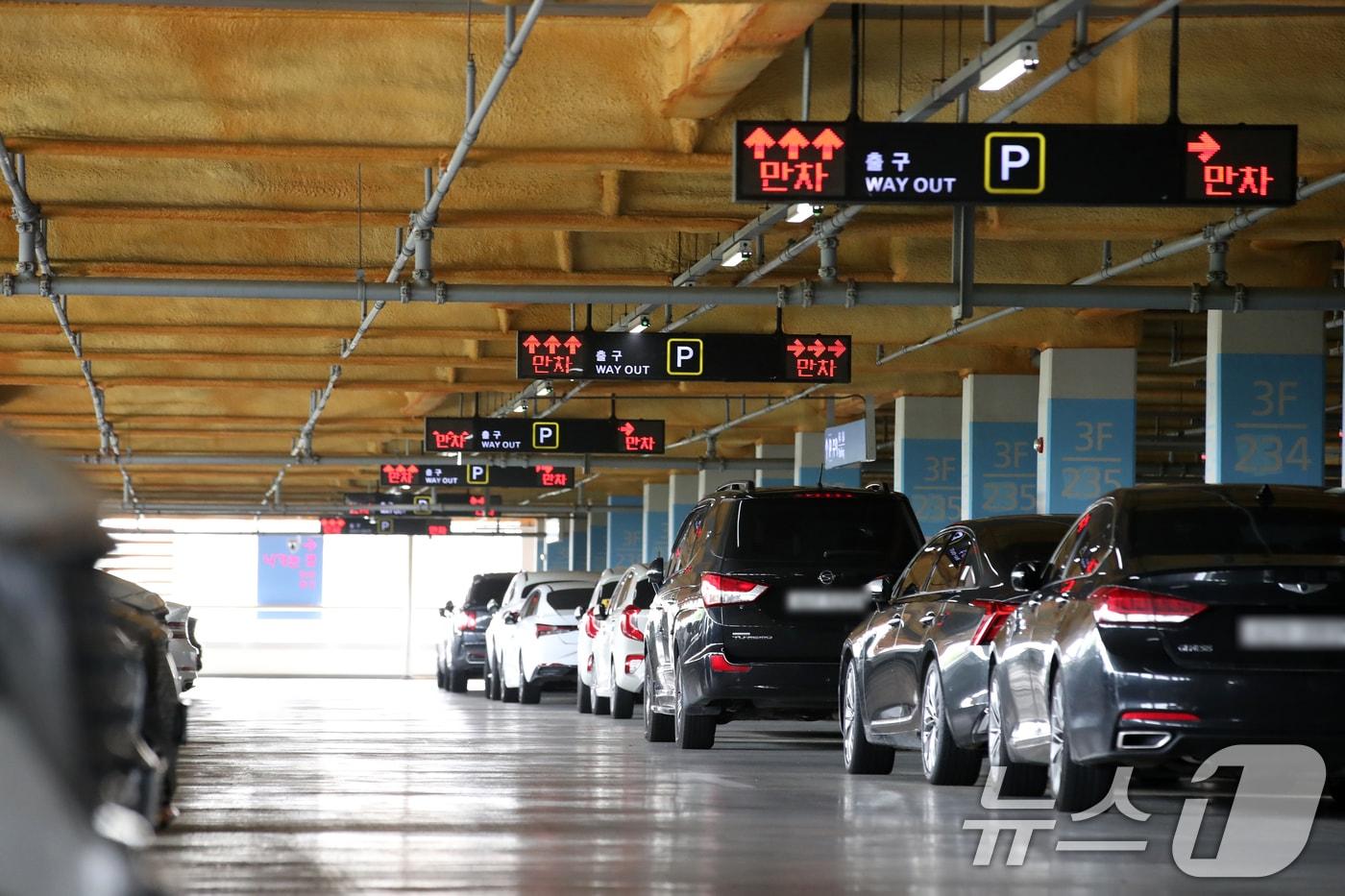 본문 이미지 - 사진은 여름 휴가철의 인천국제공항 장기주차장 모습. 2024.7.30/뉴스1 ⓒ News1 