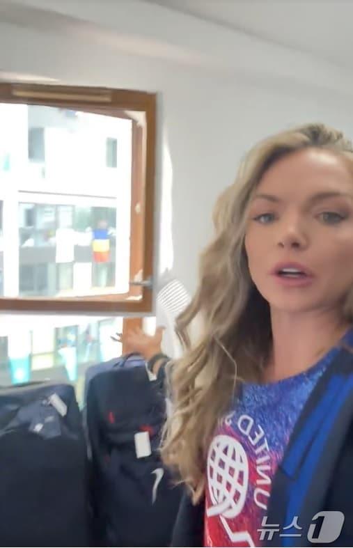 본문 이미지 - 미국 육상선수 샤리 호킨스가 파리올림픽 선수촌 숙소를 소개하며 방에 커튼이 없다고 설명하고 있다. (호킨스 틱톡 갈무리)