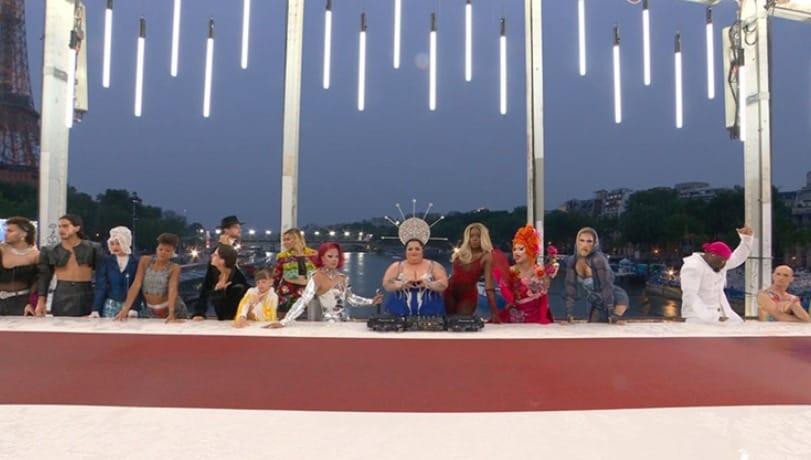 본문 이미지 - 27(현지시간) 프랑스 파리 센강변에서 진행된 파리 올림픽 개막식 공연 중 일부로 일명 '드랙퀸'이라고 불리는 여장 남자들이 대거 무대에 올랐다(소셜미디어 X 갈무리). 2024.07.27.