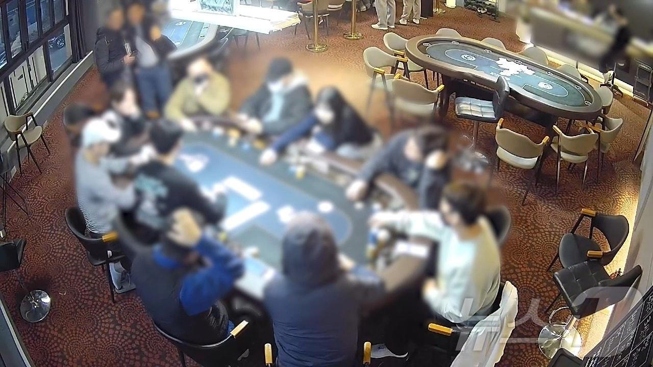 본문 이미지 - 부산 부산진구 소재 불법 홀덤펍 게임 모습.(부산경찰청 제공)