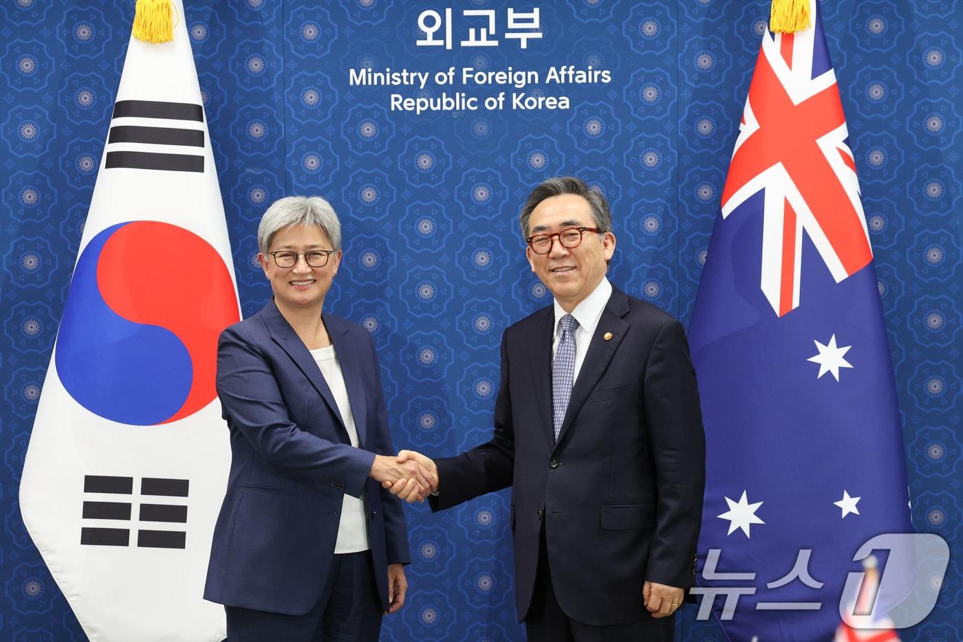 본문 이미지 - 조태열 외교부 장관과 페니 웡 호주 외교부 장관이 30일 서울 종로구 외교부 청사에서 열린 한-호주 외교장관 회담에서 악수하고 있다. 2024.7.30/뉴스1 ⓒ News1 허경 기자