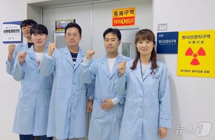 본문 이미지 - 안전성평가연구소 환경안전성평가센터 방사성동위원소를 활용한 거동평가 연구진이 기념촬영을 하고 있다.&#40;KIT 제공&#41;/뉴스1