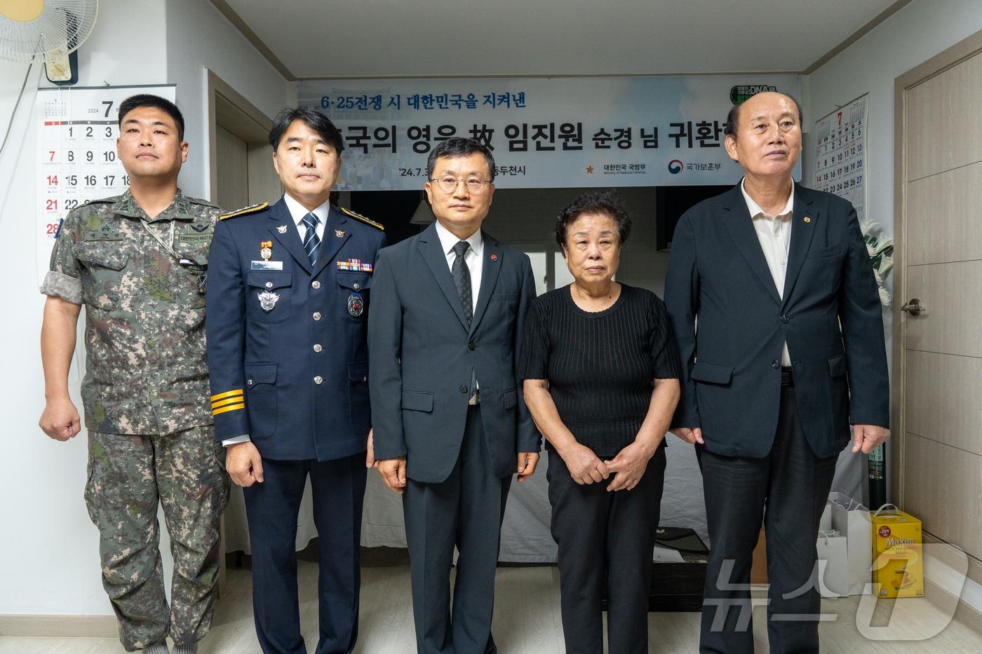 본문 이미지 - 이근원 국방부 유해발굴감식단장이 오늘(30일) 경기도 동두천시에 있는 유가족 자택에서 실시된 고(故) 임진원 순경의 ‘호국의 영웅 귀환 행사’에서 유가족(왼쪽에서 네 번째) 및 관계관들과 기념사진을 촬영하고 있다.  (국방부 제공)