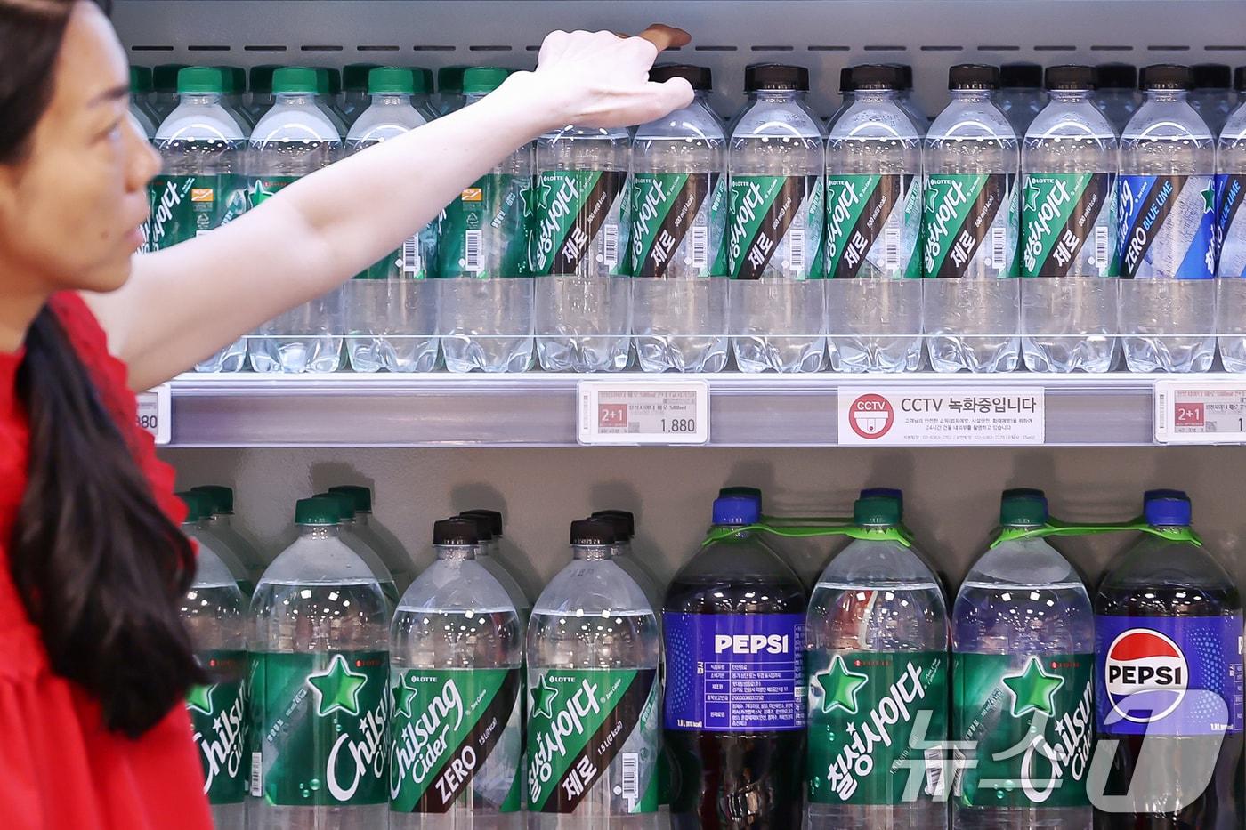 본문 이미지 - 서울의 한 대형마트에서 한 시민이 제로 슈거 음료를 고르고 있다. (사진은 기사 내용과 무관함) / 뉴스1 ⓒ 뉴스1 민경석 기자