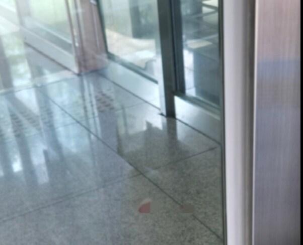 본문 이미지 -  29일 오후 발생한 '일본도 주민 살해' 사건 혈흔으로 추정되는 붉은 자국(모자이크)이 피의자 A 씨가 거주하는 아파트 동 1층 공동 현관문에서 발견됐다. 2024.7.30/뉴스1 ⓒ News1 조유리 수습기자