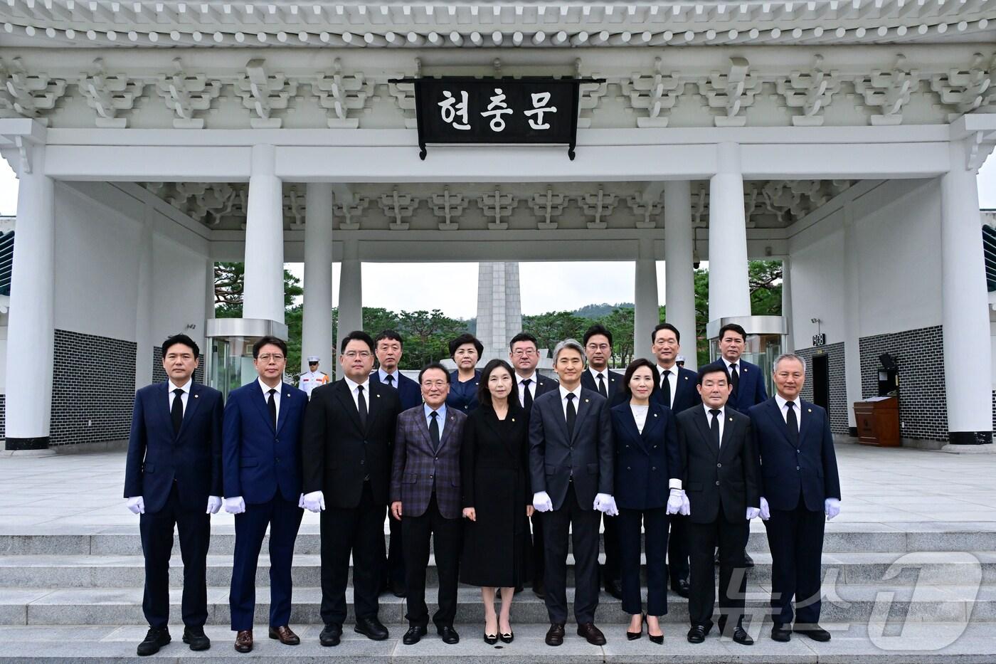 본문 이미지 - 최호정 서울시의장과 상임위원장단이 국립서울현충원을 30일 참배했다.(서울시의회 제공)
