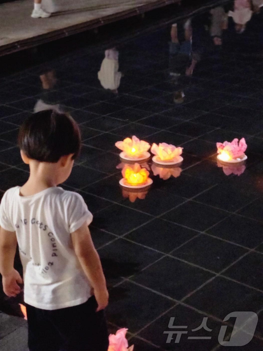 본문 이미지 - 지난해 9월 제천 의림지에서 열린 야행을 즐기는 한 어린이 모습.(제천시 제공)2024.7.30/뉴스1